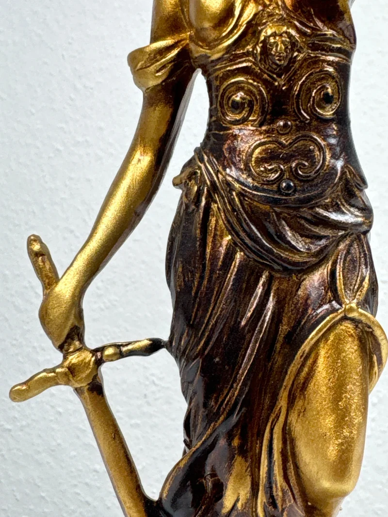 Sculpture de Dame Justice – Symbole de Loi et d’Équité (Petite, Laiton Patiné Noir)