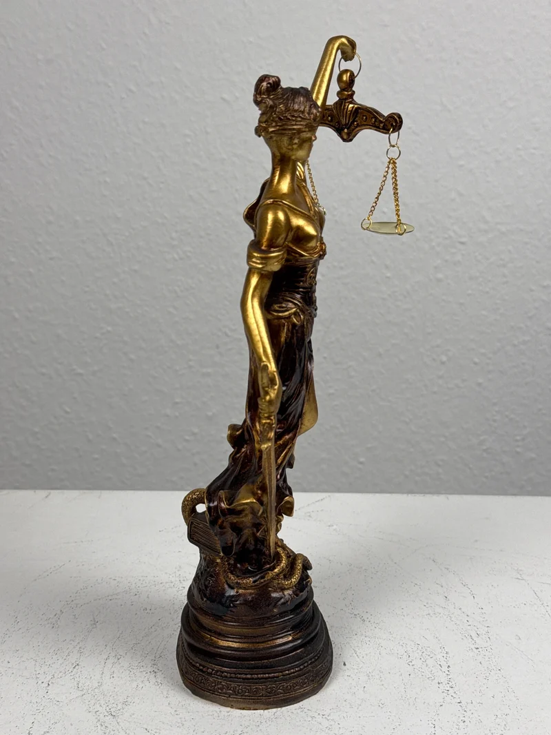 Sculpture de Dame Justice – Symbole de Loi et d’Équité (Petite, Laiton Patiné Noir)