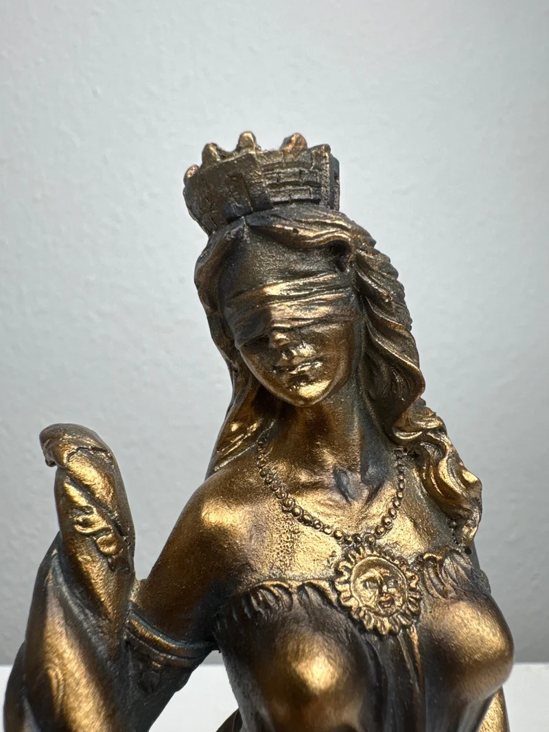 Sculpture de Fortuna – Déesse de la Chance et de la Richesse (Petite, Laiton Patiné Noir)