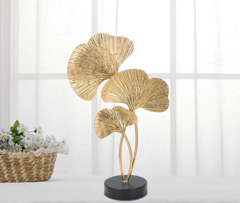 Sculpture décorative en forme de fleur dorée