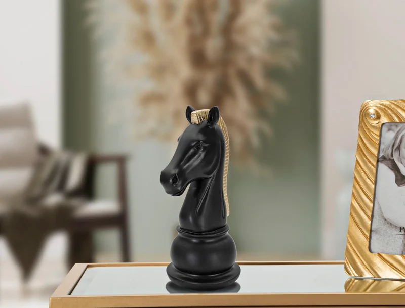 Pièce d’échecs en forme de cheval noir et doré (sculpture moderne)