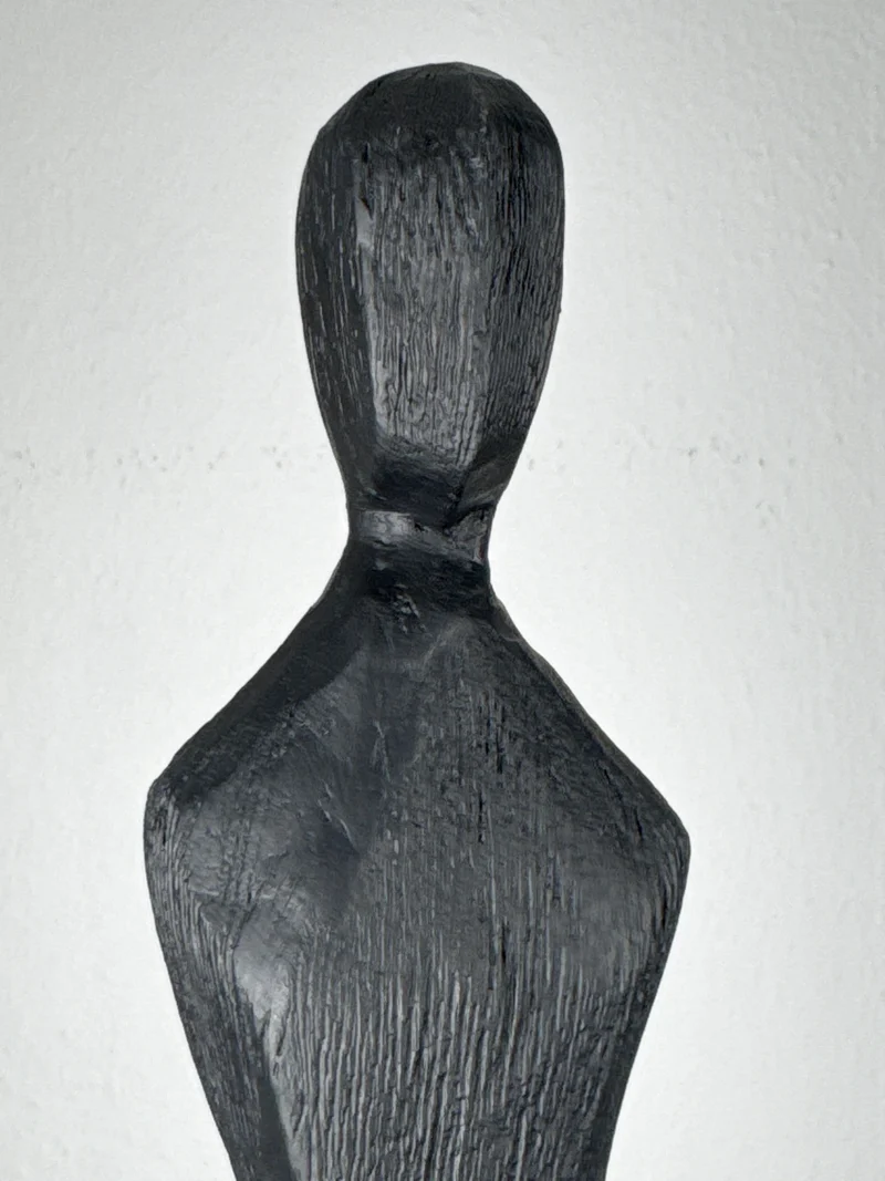 Sculpture Féminine Minimaliste Noire – Statue abstraite élancée