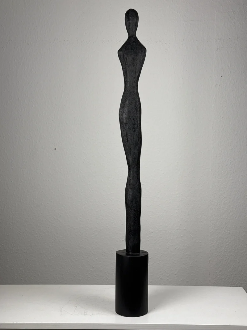Sculpture Féminine Minimaliste Noire – Statue abstraite élancée