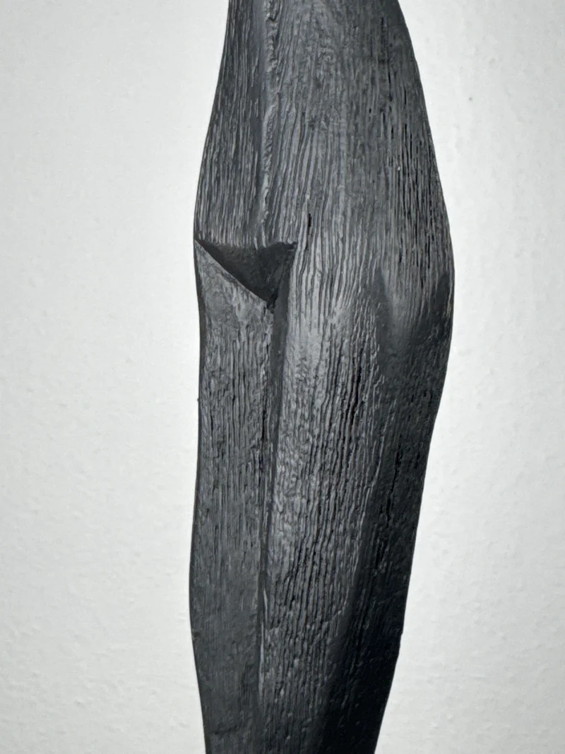 Sculpture Féminine Minimaliste Noire – Statue abstraite élancée