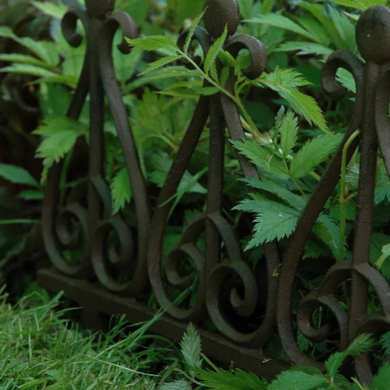 Piquets de Bordure de Jardin en Fonte – Ornement Classique, Lot de Quatre