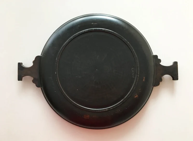 Plateau romain avec un relief de la déesse Diane (noir) - céramique sigillée