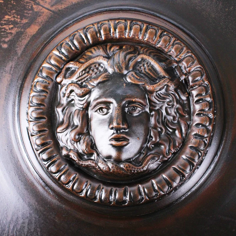 Plateau romain avec un relief de Méduse (noir) - céramique sigillée