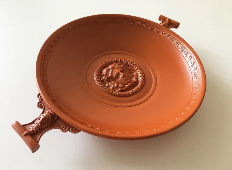 Plateau romain avec un relief de Méduse - céramique sigillée