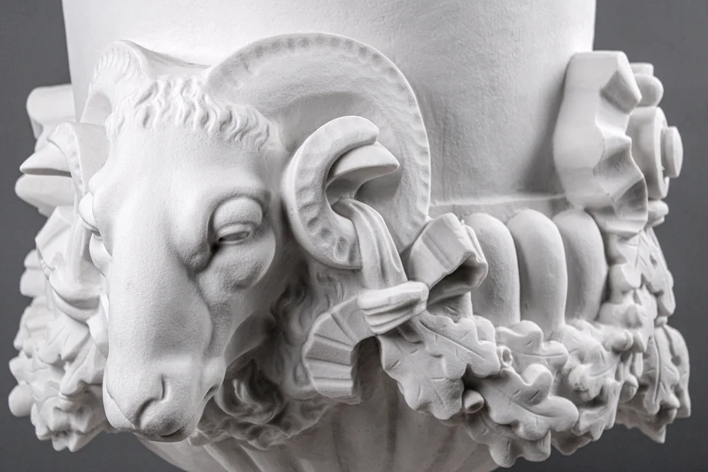 Pot de fleur avec bélier - grande sculpture en marbre blanc