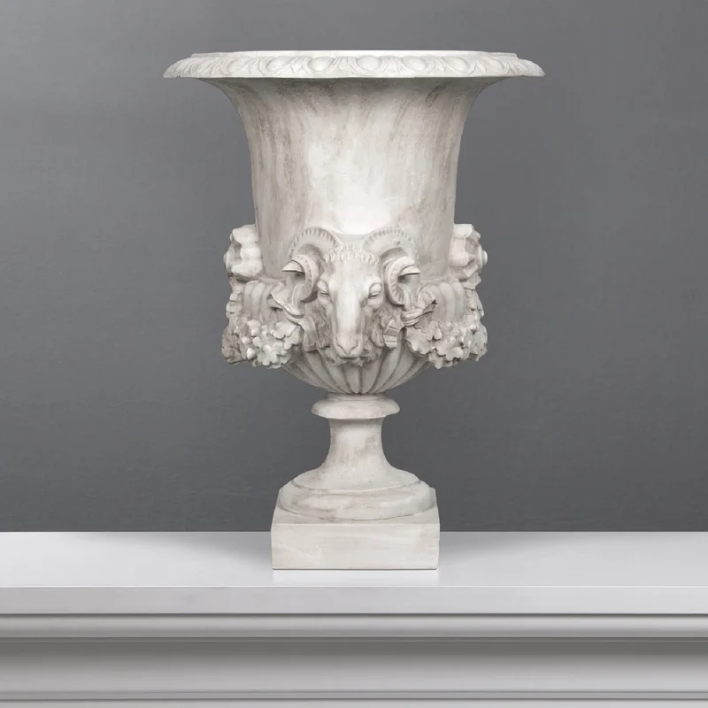 Pot de fleur avec bélier - grande sculpture en marbre blanc
