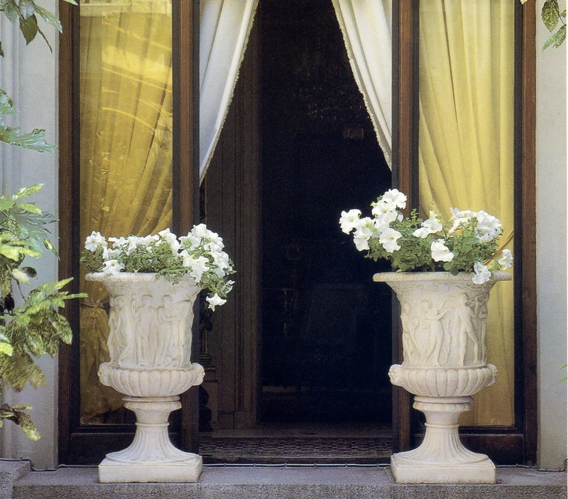 Pot de fleur avec scène bacchique - grande sculpture en marbre blanc