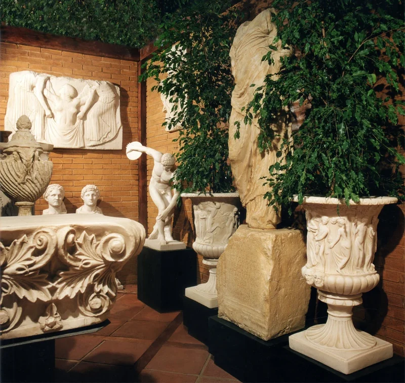 Pot de fleur avec scène bacchique - grande sculpture en marbre blanc