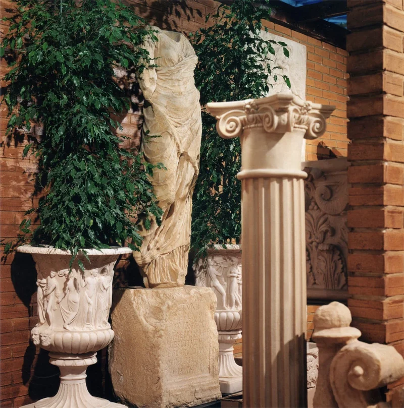 Pot de fleur avec scène bacchique - grande sculpture en marbre blanc