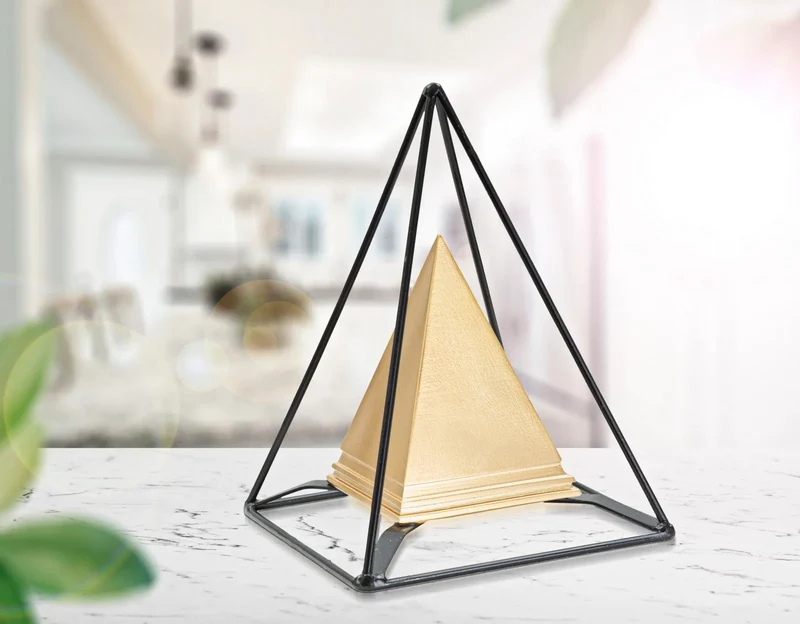 Pyramide dorée avec cadre noir (statue en résine)