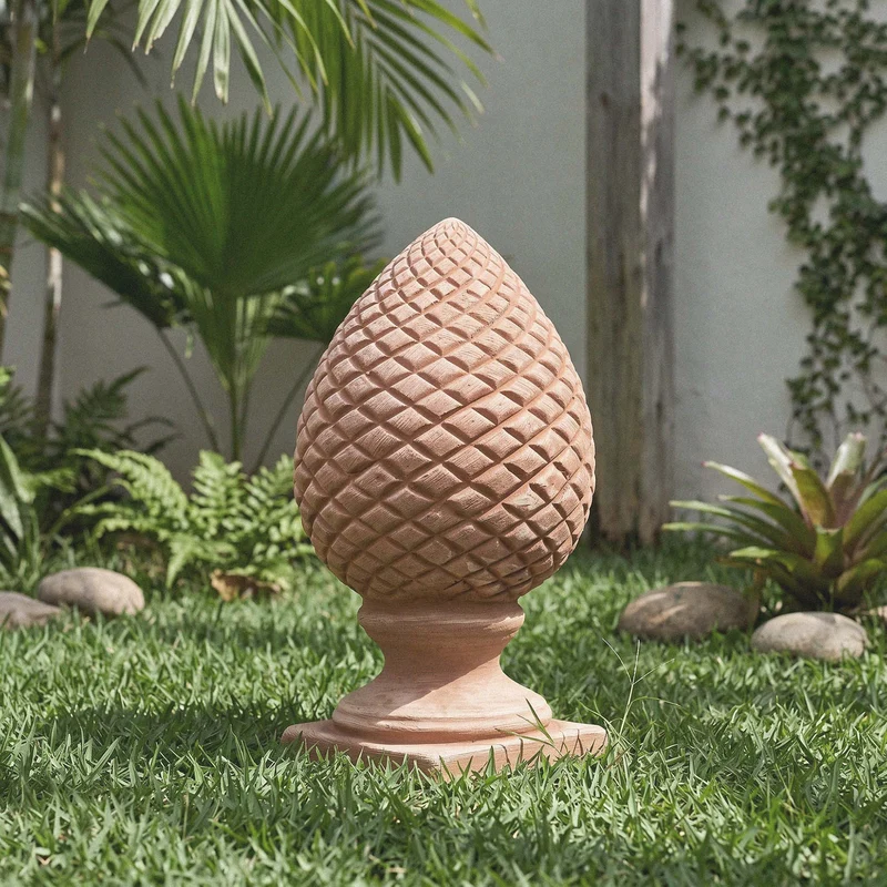 Sculpture pomme de pin en terre cuite (Fleuron)