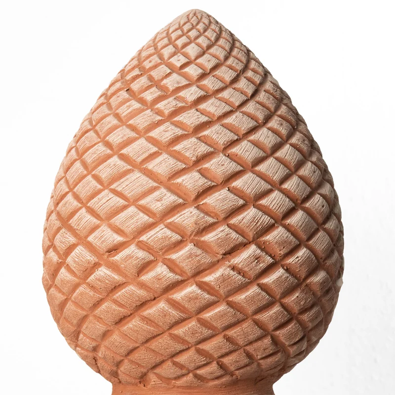 Sculpture pomme de pin en terre cuite (Fleuron)