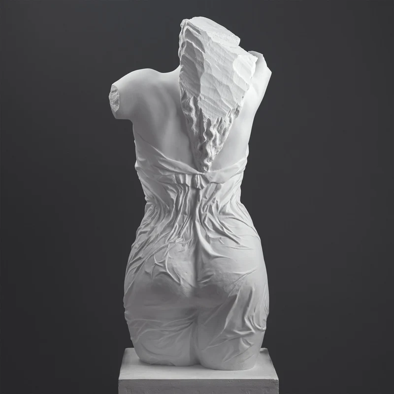 Sculpture Torse Féminin Drapé — Interprétation Contemporaine d’une Forme Classique