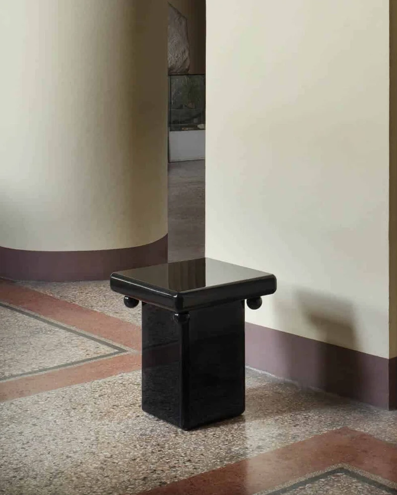 Stool - Bench in black laquer