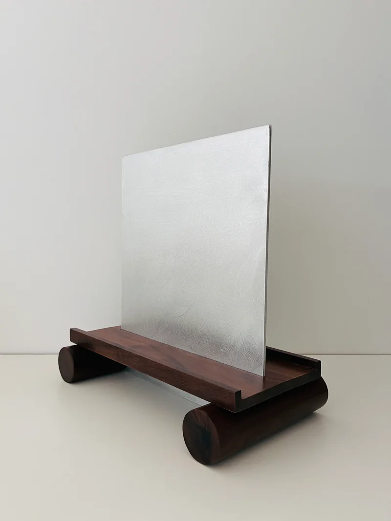 Aluminum and Imbuya Wood Maria Art Stand
