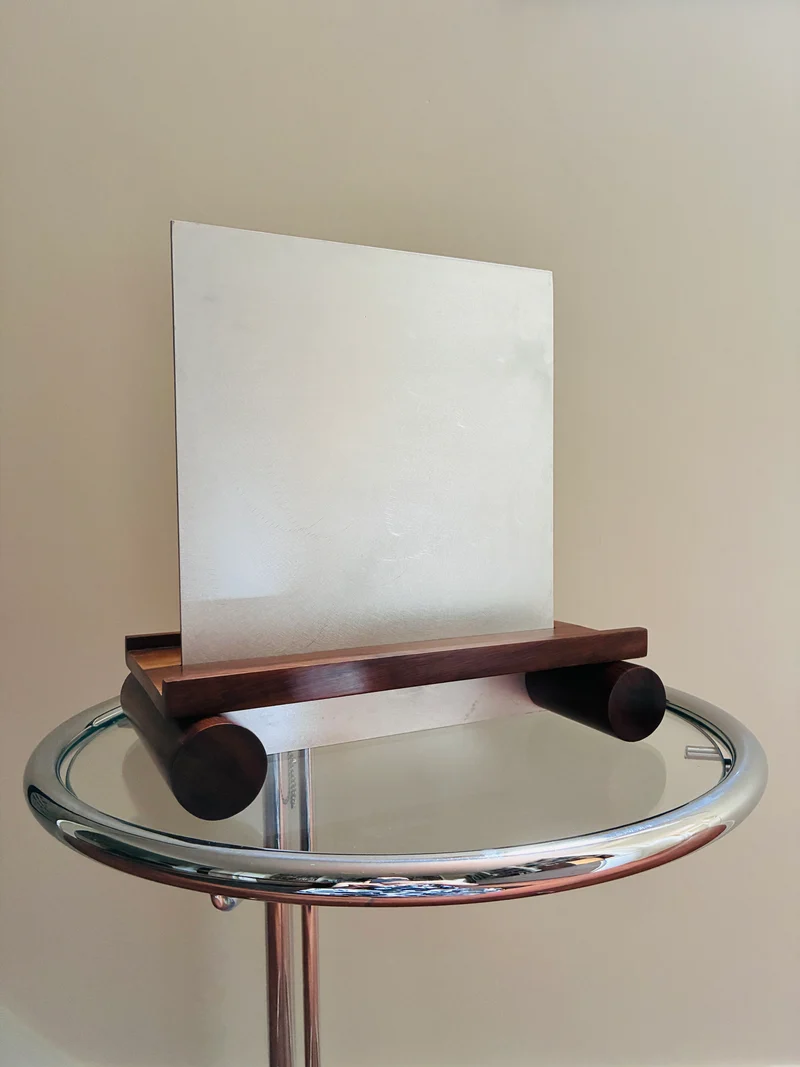Aluminum and Imbuya Wood Maria Art Stand