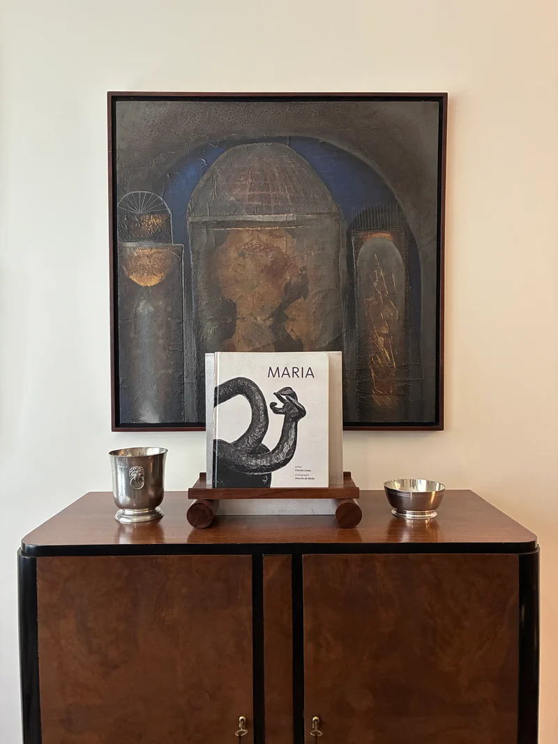 Aluminum and Imbuya Wood Maria Art Stand