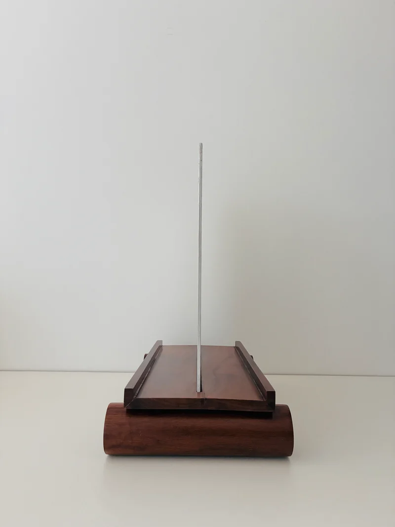 Aluminum and Imbuya Wood Maria Art Stand
