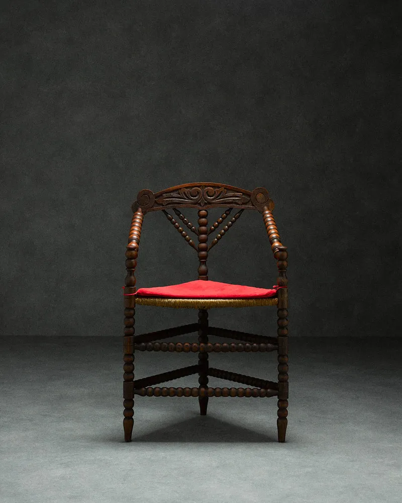 triangular bobbin chair