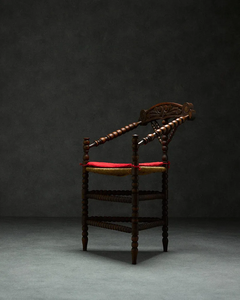 triangular bobbin chair