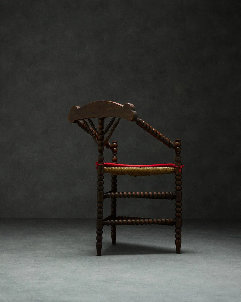 triangular bobbin chair
