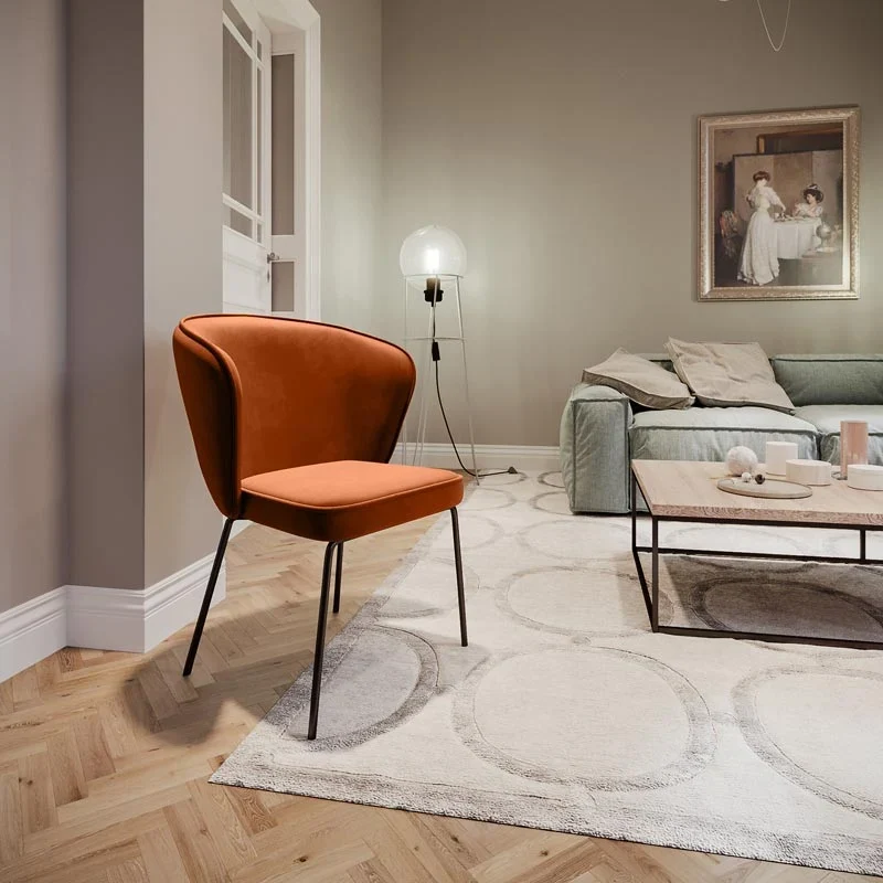 Chaise en velours ocre