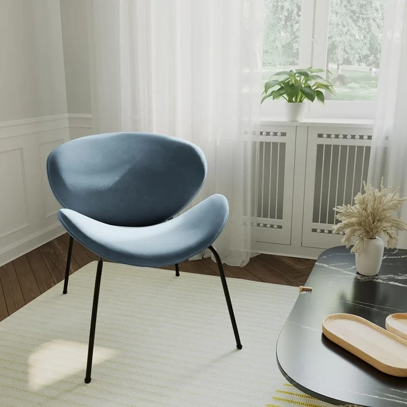 Fauteuil en velours bleu perle