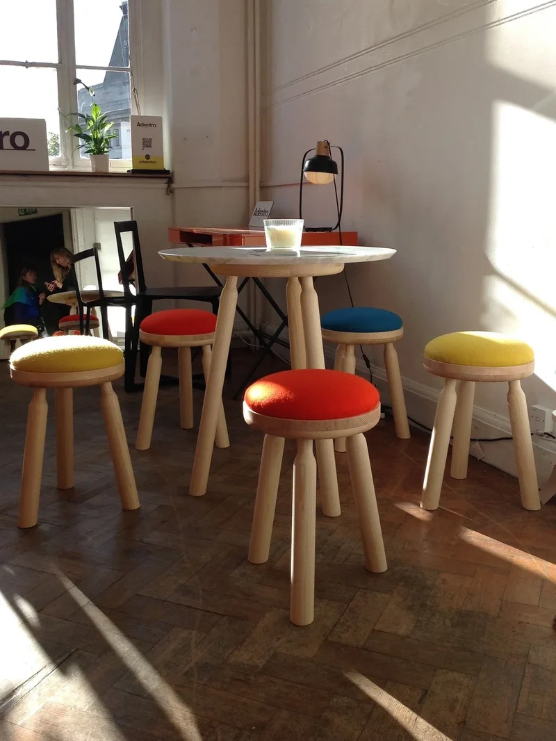 Tabouret Ninna | Frêne massif tourné et laine | Design Carlo Contin