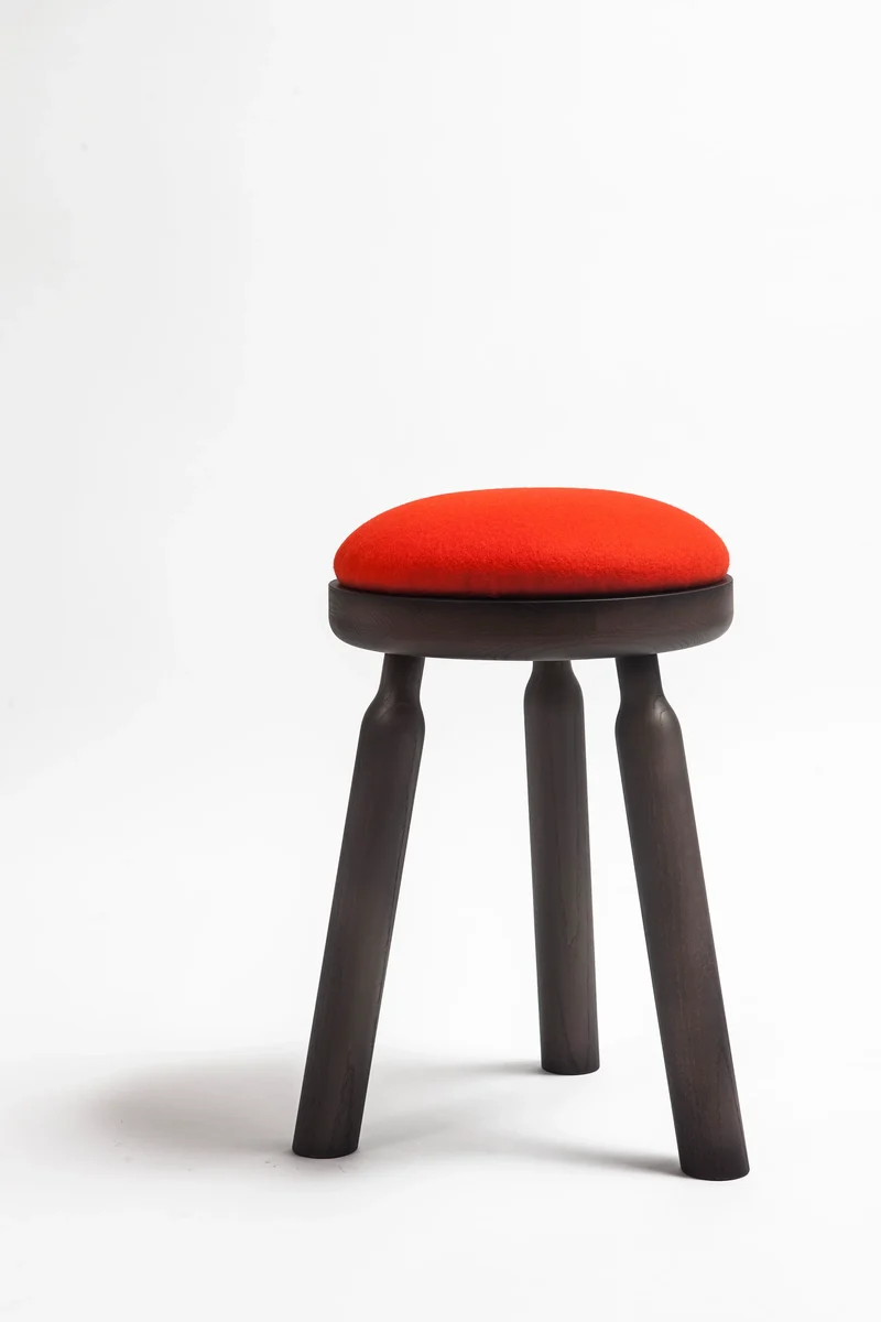 Tabouret Ninna | Frêne massif tourné et laine | Design Carlo Contin