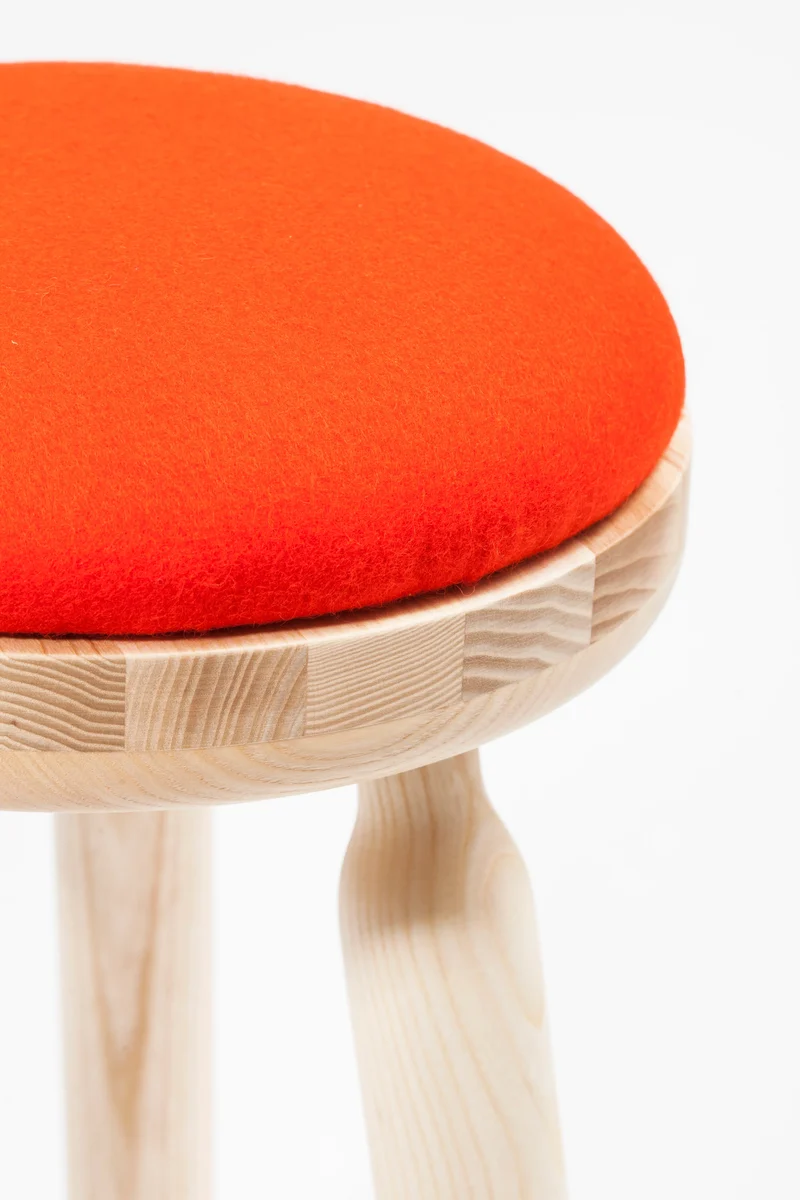 Tabouret Ninna | Frêne massif tourné et laine | Design Carlo Contin