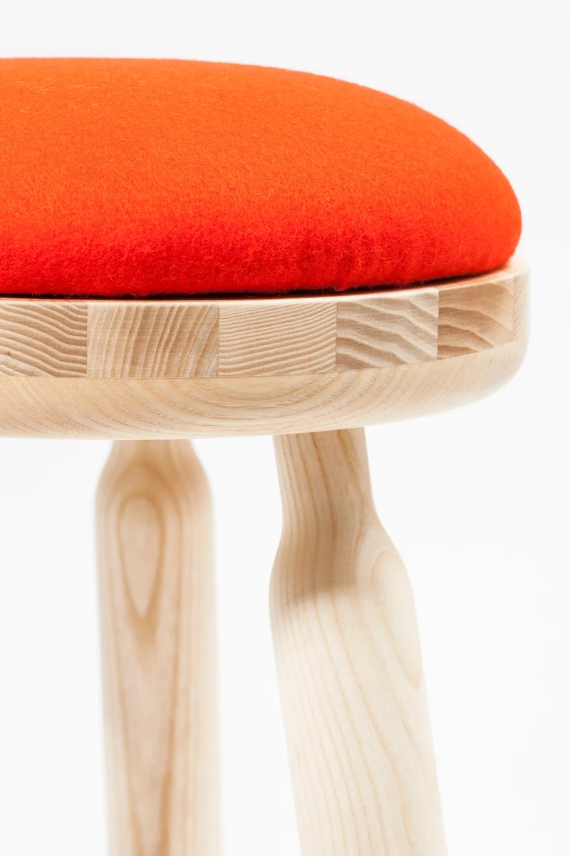 Tabouret Ninna | Frêne massif tourné et laine | Design Carlo Contin