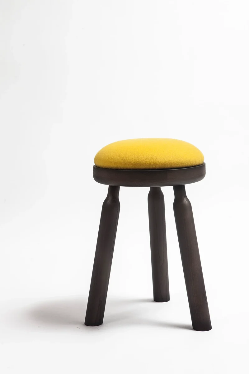 Tabouret Ninna | Frêne massif tourné et laine | Design Carlo Contin