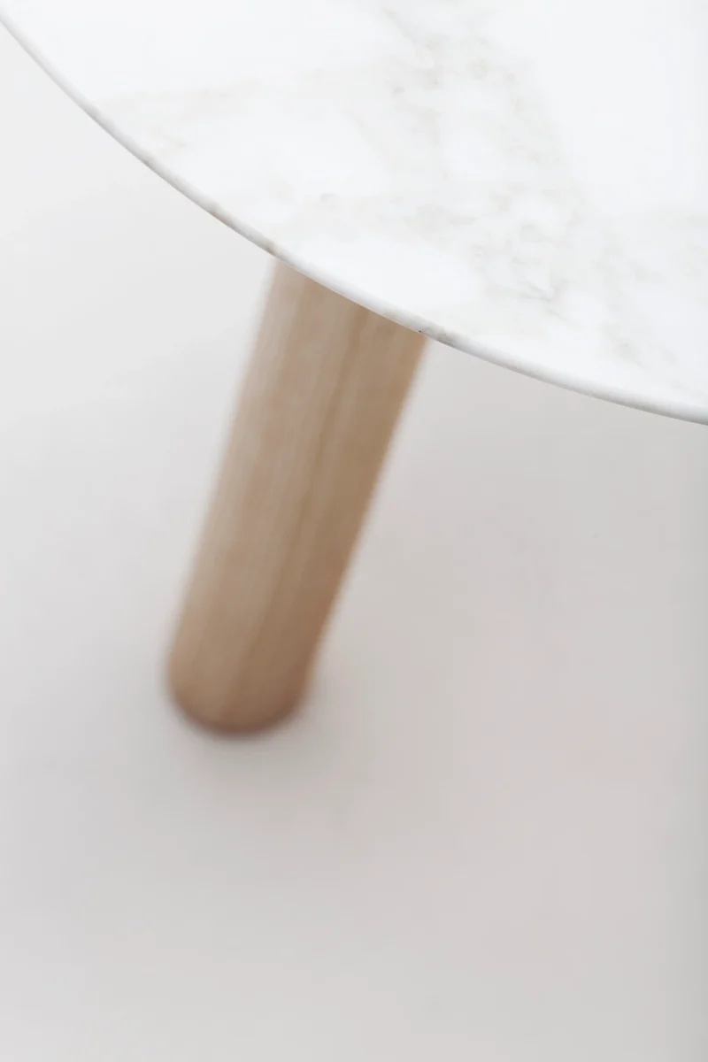 Table Basse Ninna | Frêne massif tourné et marbre Carrare | Design Carlo Contin