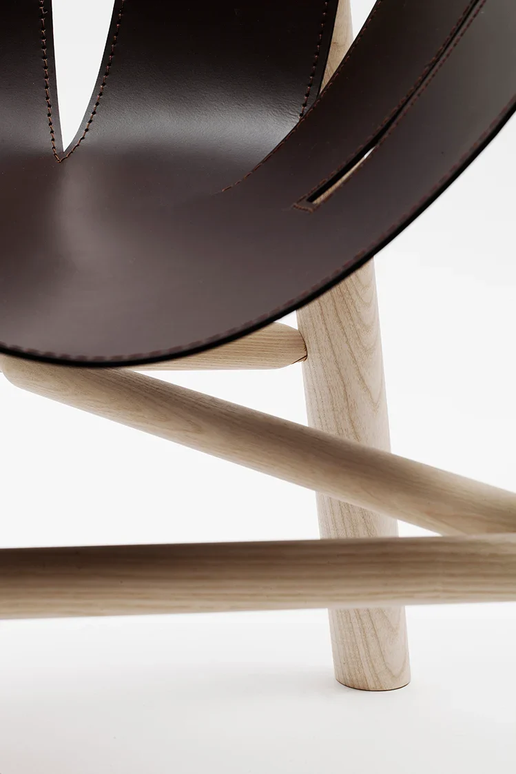 Fauteuil Ninna | Frêne massif tourné et Cuir | Design Carlo Contin