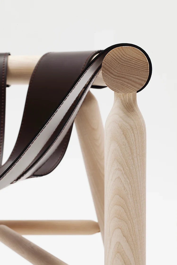 Fauteuil Ninna | Frêne massif tourné et Cuir | Design Carlo Contin