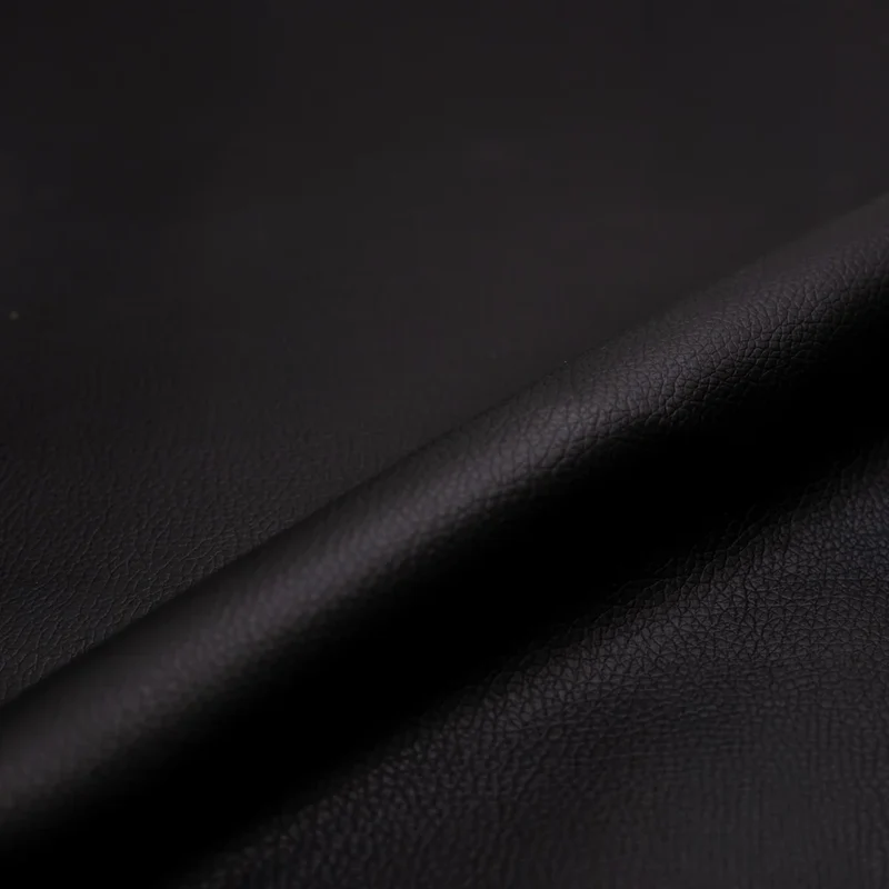 Lot de 2 chaises pour ilot central Josette 63,5 cm en cuir synthétique noir et bois d'hévéa