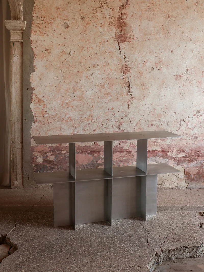 Lamina aluminum console
