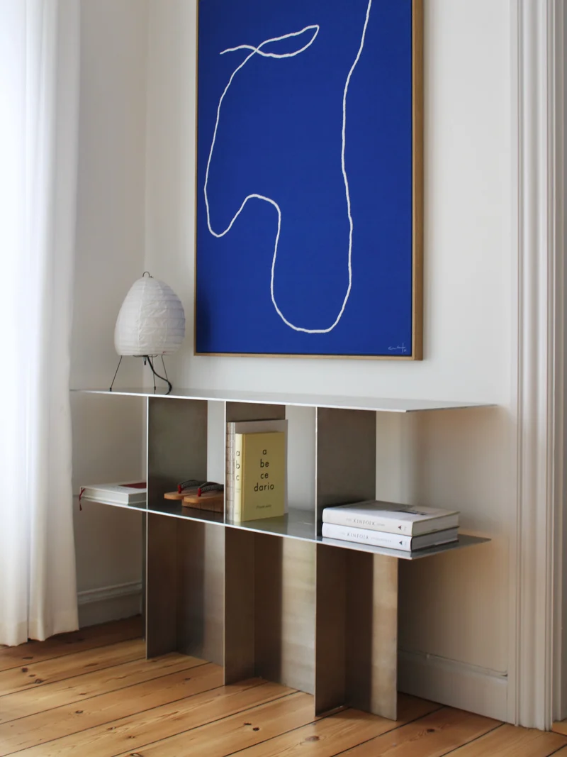 Lamina aluminum console
