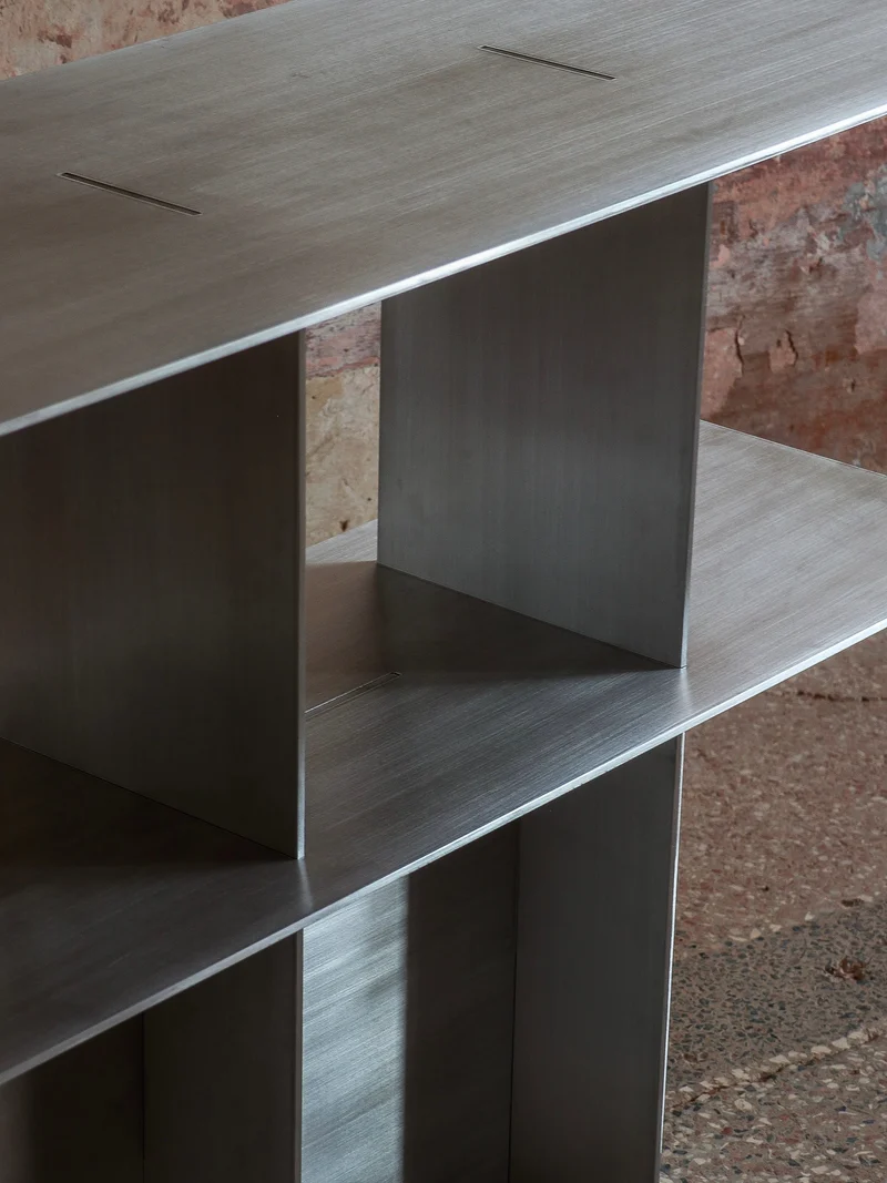 Lamina aluminum console