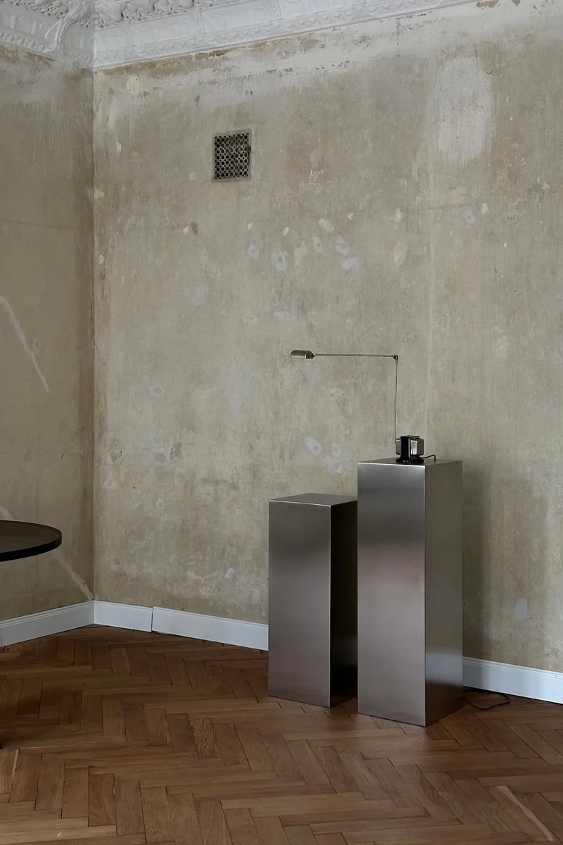 'NOSTALGIA' stainless steel pedestal