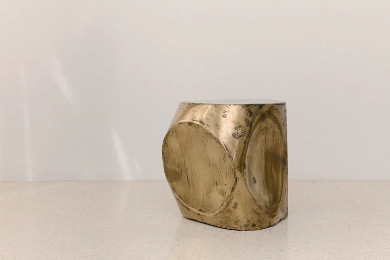 ROCHER SMALL TABLE IN POLISHED BRASS RESIN
