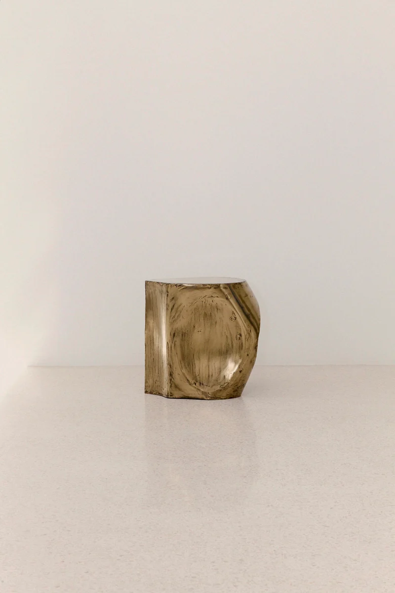 ROCHER SMALL TABLE IN POLISHED BRASS RESIN