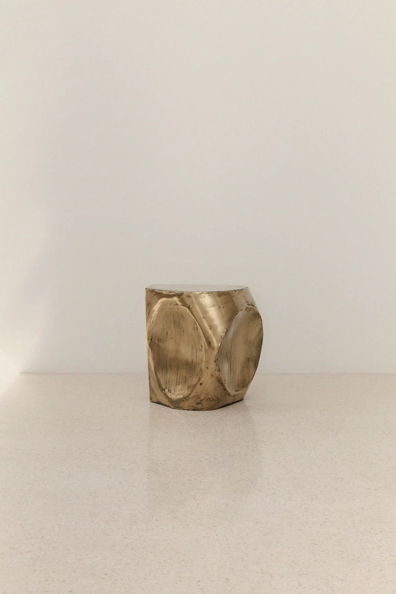 ROCHER SMALL TABLE IN POLISHED BRASS RESIN
