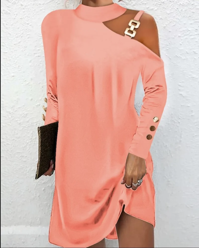 Robe Courte Élégante à Col Halter et Détail Métallique